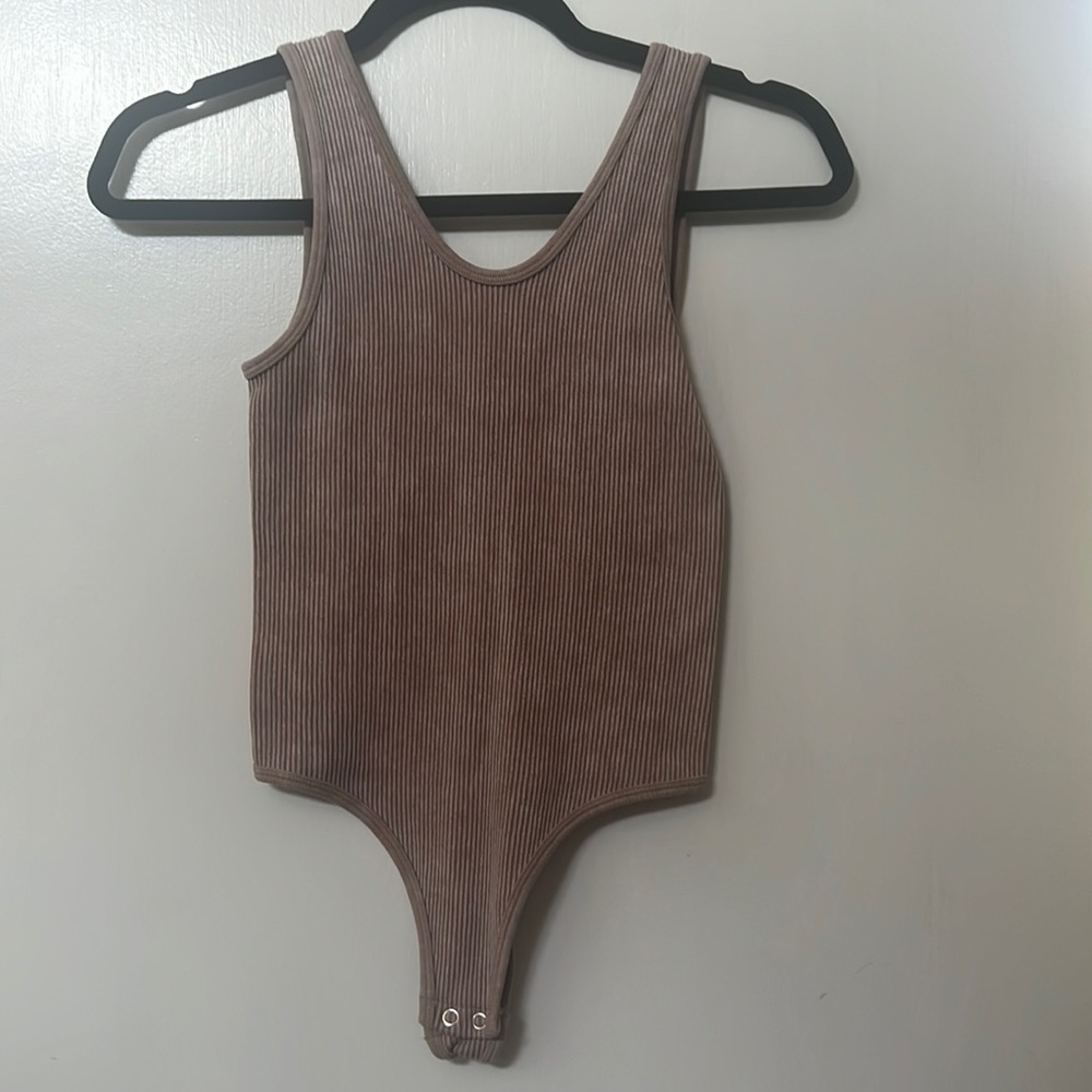 Scoop neck, ribbed body suit